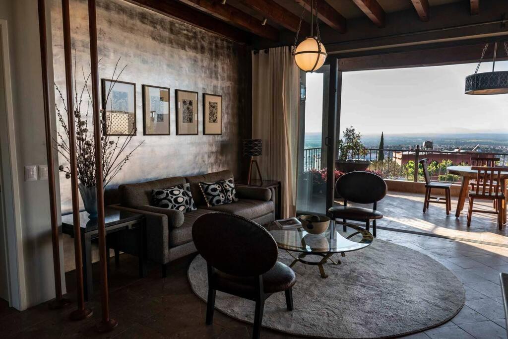 Melancholy Hill Sprawling Views Of Endless Summer Apartamento